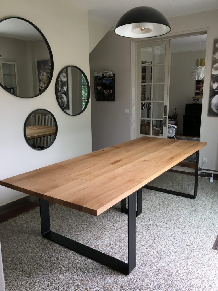 Light oak table, metal base. (2m80 x 1m20)